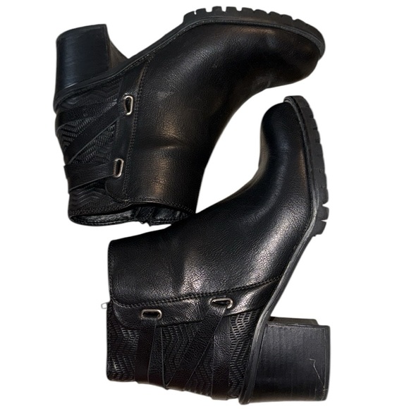 𝐁𝐔𝐘 𝐍𝐎𝐖-BARETRAPS BLACK HENSLEY ANKLE BOOTS - Picture 4 of 6